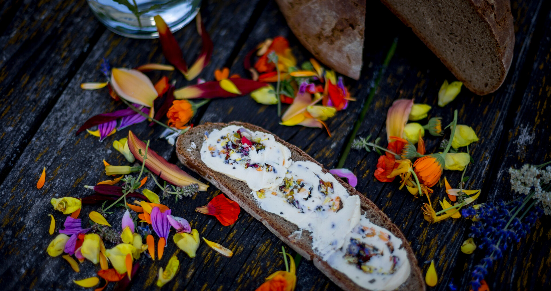 Brot mit Blüttenblätter auf Holztisch | © Steiermark Tourismus_Tom Lamm