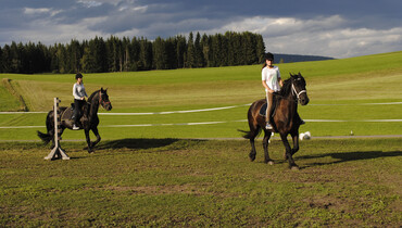 2 Mädchen reiten, Zeutschach | © Gasthof Seeblick