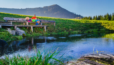 Paar beim Relaxen auf Bank, Ursprungsquelle | © TVB Naturpark Zirbitzkogel-Grebenzen | Mediadome